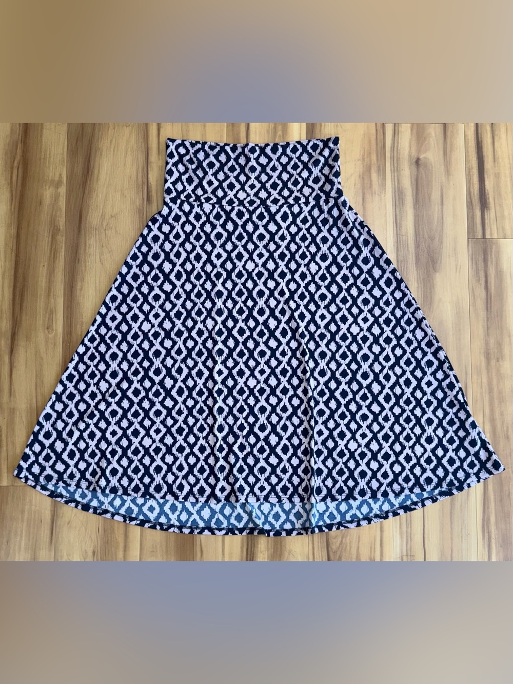111: LuLaRoe Navy and Light Pink Diamond Print Circle Skirt - Small